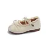 Zapatos casuales modernos y versátiles para niñas, nueva colección primavera/verano 2026, zapatos de princesa para niños con adornos de encaje y suelas suaves
