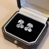 Brincos Exquisitos de Zircônia com Pino de Prata 925, com um Toque de Luxo Leve e de Alto Padrão, Brincos de Estilo Fresco Nichado com um Estiloso Design de Cereja