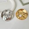 Diseño de nicho temperamento todo partido superficie brillante onda de agua acero de titanio broche hueco redondo accesorios para ropa corsage de metal