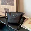 Bolsa Versátil de Novo Estilo com Visual Elegante, Bolsa Saco de Grande Capacidade para o Dia a Dia, Design Simples, Bolsa de Ombro para Usar sob o Braço, Bolsa de Mão para Mulheres