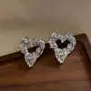 Brincos de Metal Lava Coração Europeus e Americanos Modernos Banhados a Ouro Real Personalizados com Dobras Irregulares, Luxo Leve e Sensação de Alta Qualidade