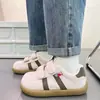 Tênis fofos populares com velcro para mulheres, novos sapatos chic de nicho estilo pão fofinho para o outono de 2026, tênis brancos