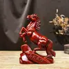 Adorno de Caballo Rojo Caballo de Madera Maciza para el Éxito Artesanía Regalo Talla de Palosanto Caballo del Zodiaco Decoración para el Hogar Sala de Estar