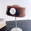 Sombrero boina tipo caja de pastillas de camelia estilo Coco Chanel de lujo ligero para mujer, sombrero de pintor versátil para otoño e invierno, sombrero pequeño de regalo a la moda