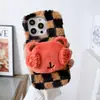 Adecuado para Funda de Teléfono Móvil Iphone17Promax, Funda Protectora de Muñeca Tridimensional a Cuadros de Felpa para Otoño e Invierno