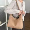 Bolsa de Ombro com Rebites Feminina 2026 Outono/Inverno Nova Estilosa para o Dia a Dia Bolsa de Ombro Única Casual Grande Capacidade Versátil Bolsa Tote