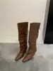 Botas western de bico fino e salto alto retrô, novo estilo 2026, estilosas, elegantes, emagrecem, de cano curto, camurça, e de tornozelo