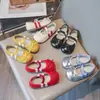 Zapatos pequeños de cuero versátiles y ligeros con correa elástica, estilo coreano, para niñas, otoño 2026, zapatos plateados de princesa a la moda para actuaciones