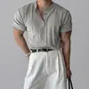 Playera de Punto de Manga Corta con Cuello Henley para Hombre Verano 2025 Estilo Coreano Estilo Madurez Ligera Fitness Elástica Versátil Top