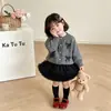 Conjunto de vestido de aniversário de um ano para meninas, conjunto de duas peças estilo coreano outono e inverno: cardigã suéter com laço para bebê e saia de tule de malha