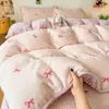 Juego de Colcha de Terciopelo de Leche de Cuatro Piezas Cubre Kang Grueso Estampado Estilo Francés Hepburn con Encaje Juego de Tres Piezas de Funda Nórdica de Felpa Doble Cara