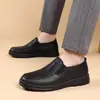 Sapatos masculinos de algodão para inverno transfronteiriços, forrados com pelúcia, espessados, quentes, de couro, slip-on casuais, versáteis para exterior à prova de frio