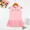 Nueva colección de verano para exportación: un elegante conjunto para niña con un lazo adornado con pedrería, un chaleco sin mangas y un vestido plisado