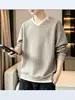 Sudadera de dos piezas falsas para hombre con cuello en V, estilo perezoso holgado, patchwork a rayas, manga larga, capa base, top nuevo de primavera y otoño, moderno