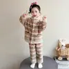 Conjunto de pijama para niña, cálido y cómodo, hecho de franela con cuello alto, diseño de frente abierto, adecuado para usar en casa, forro polar de coral, conjunto de dos piezas para niños