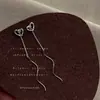 Un Pendiente Versátil de Cadena Larga con Borla con un Ambiente Elegante y de Diosa, Diseñado para Hacer que el Rostro Parezca Más Pequeño, Presentando un Diseño Hueco en Forma de Corazón