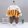 Conjunto de roupas de outono para bebês meninos e meninas roupa infantil coreana para primavera e outono combinação de cores animal gola redonda manga longa calça conjunto de duas peças geração de cabelo