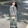 Conjunto de Sudadera de Dos Piezas para Niñas Otoño 2026 Nuevo Estilo Coreano Pantalones de Mezclilla Modernos Conjunto de Dos Piezas para Niños Mayores