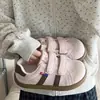 Tênis fofos populares com velcro para mulheres, novos sapatos chic de nicho estilo pão fofinho para o outono de 2026, tênis brancos