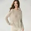 Suéter Campari minimalista, versátil y de corte holgado para mujer, con escote asimétrico, tejido suelto y un estilo casual y relajado.
