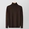 Suéter de cuello alto para hombre, nuevo tejido de punto de capa base ajustado para otoño e invierno, suéter fino versátil de moda estilo coreano