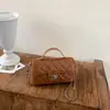 Bolsa de mão acolchoada estilo Chanel para mulheres, versátil e elegante, cor sólida, de ombro e transversal, verão 2026.