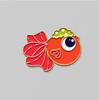 F024 Joias da Coreia do Sul broche fofo de peixe dourado emblema de desenho animado emblema de gota pino de lapela pino Acessórios para roupas jeans