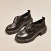 Zapatos Pequeños de Cuero Estilo Nuevo Tacones Gruesos Versátiles Suelas Gruesas Zapatos de una Sola Pieza Estilo Academia JK Mocasines Estilo Británico para Mujer 2026 Primavera/Otoño Aumentadores de Altura