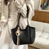 Bolsa Grande de Mão Feminina com Textura de Tecido Fashionável de Ombro Único 2026 Nova Cor Sólida Versátil Bolsa Tote para o Dia a Dia