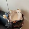 Bolso Pequeño Versátil de Remaches de Verano para Mujer 2026 Nuevo Bolso Cubo de Cuero Suave Bolso Sencillo de Hombro Cruzado para el Trabajo Diario
