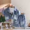 Conjunto Versátil para Meninos 2026 Novo Estiloso Bebê Manga Curta Tendência Verão Infantil Jeans Fino Conjunto de Três Peças