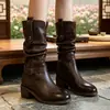 Botas femininas de bico redondo, salto grosso, de cano médio, com design retrô plissado, estilo western, efeito emagrecedor, versáteis para outono e inverno, botas de montaria de cano médio