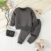 Conjunto de Ropa de Otoño para Bebé: Conjunto Elegante de Dos Piezas para Niños Pequeños: Top de Manga Larga con Letra en Relieve y Pantalones con Cintura Elástica y Puños