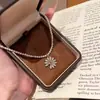 Colar com Pingente Pequena Margarida Full Diamond Brilhante Luxo Leve Pérola Feminino Moda Retrô High-End Exquisito Flor Corrente Clavícula