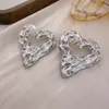 Brincos Personalizados Europeus e Americanos Vazados de Coração de Lava, Brincos Metálicos Exagerados Retrô, Brincos Elegantes de Design de Alta Qualidade