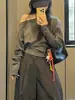 Camiseta negra de manga larga con rayas estilo coreano, hombros descubiertos, para mujer, perfecta para principios de otoño, chic y elegante, una preciosa blusa holgada