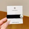 Pin de Terciopelo Rojo con Perlas de una Palabra Casual para Mujer 2025 Nuevo Pin Elegante Bb Pin para Mechones Laterales Flecos Accesorios para el Cabello de Otoño e Invierno