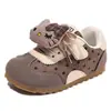 Zapatillas versátiles de estilo coreano para niños, nuevo modelo primavera y otoño 2026 con diseño de suela suave, zapatillas de entrenamiento casuales versátiles de dibujos animados para niñas, alemanas