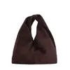 Tendencia de moda transfronteriza, estilo retro, nueva colección 2026, bolso de mano minimalista y único con forma de nube, bolso tote de alta gama, bolso plisado para mujer