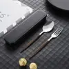 Acero inoxidable con veta de madera imitación, juego portátil de tres piezas para estudiantes: palillos de madera para alitas de pollo, tenedor y cuchara portugueses, caja de vajilla para exteriores