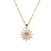 Collar de acero de titanio que no se decolora con diseño único y de nicho; irradia encanto de celebridad de internet; las perlas brillan; colgante de cobre de estilo ins moderno