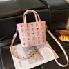 Bolsa tote tipo balde coreana moderna transfronteiriça para mulheres, nova moda outono 2026 bolsa de ombro estampada, bolsa transversal para o dia a dia