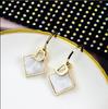 Pendientes de plata con forma de letra D, sencillos y modernos, con diseño geométrico personalizado y combinables para mujer.
