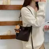 Design de nicho estilo coreano, bolsa de ombro única na cor Maillard para mulheres, nova coleção 2026, bolsa transversal estilosa e elegante, bolsa tipo balde da moda