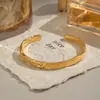 Pulseira Aberta Xia Ling Estilo Europeu e Americano em Aço Inoxidável com Padrão Ondulado e Design Plissado Único, Superfície Brilhante de Alta Qualidade, Pulseira Minimalista para Mulheres