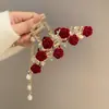 Pinza para el pelo con borla de rosa roja Pinza para el pelo de flor de terciopelo Otoño e Invierno Accesorio para el pelo Parte trasera de la cabeza Pinza de tiburón Pinza para el pelo de Año Nuevo