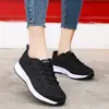 Sapatos esportivos novos de verão 2020 sapatos de rede de verão femininos sapatos casuais de corrida em malha sapatos de estudante femininos atacado