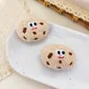 Lindos Accesorios de Broche de Galleta de Peluche DIY Muñeca de Cabeza de Dibujos Animados Bolso Zapatos Calcetines Accesorios de Ropa