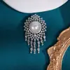 Nuevo Broche de Lujo y Elegancia con Exquisitos Diamantes Brillantes y Perlas, Pin de Diseño de Alta Gama de Nicho, Accesorio Elegante