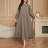 Vestido Longo de Outono Plus Size com Gola Alta, Fechamento Meio Botão, Mangas Longas Sino, Bolsos, Saia Longa Evasê, Caimento Solto e Design que Valoriza